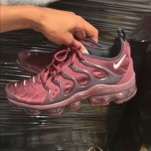 Nike Air Vapormax plus sneakers , Men’s Burgundy Air VaporMax Plus Sneakers